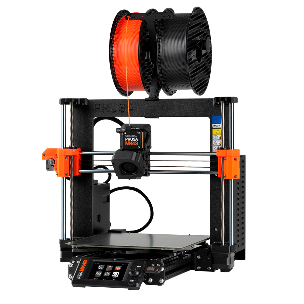 Prusa MK4S ar augstu precizitāti un daudz funkcijām, var iegādāties gan ar, gan bez MMU sistēmas, korpusa vai saliktu/izjauktu.