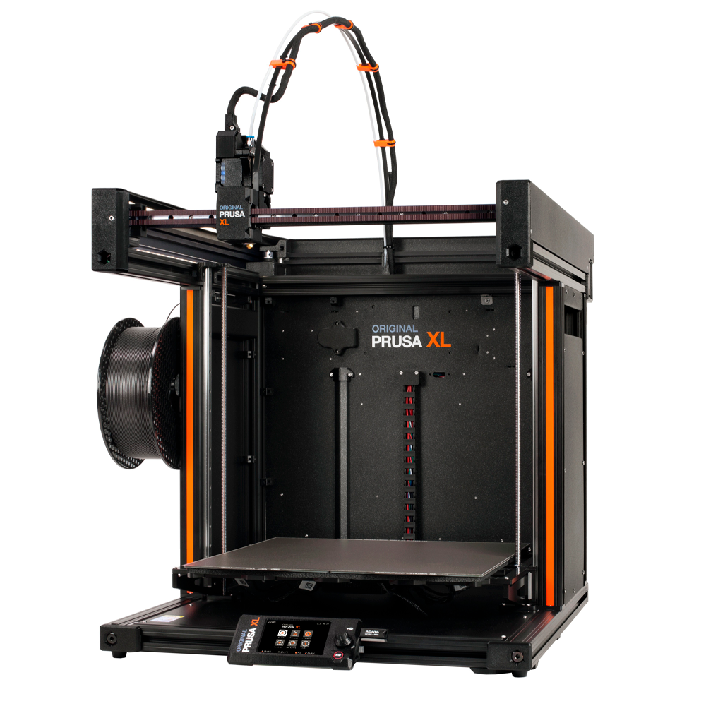 Prusa XL 3D printeris ar lielu drukas laukumu un vairākām drukas galvam - vienu, divām, piecām. Augsta drukas izšķirtspēja.